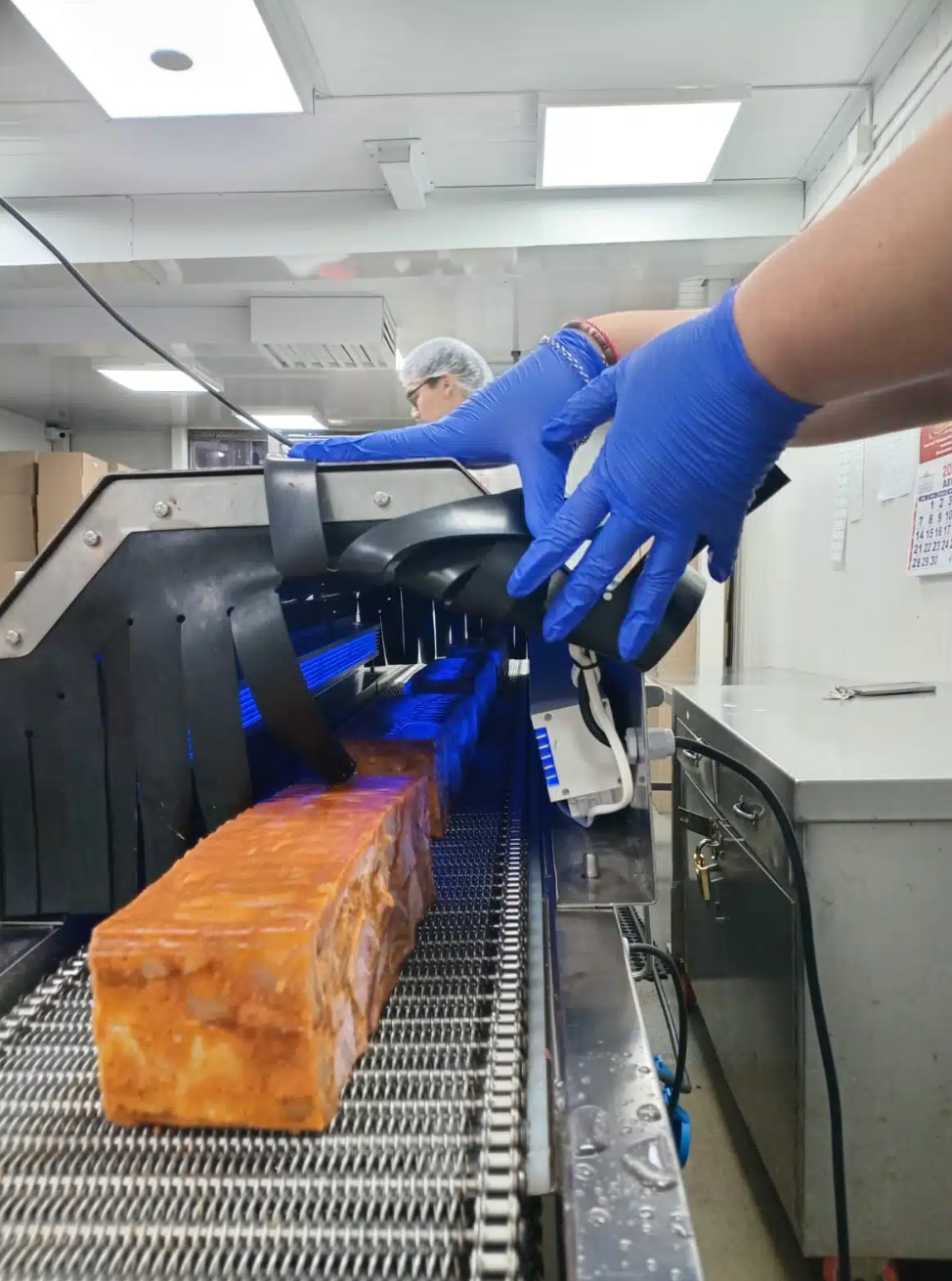 Fiambre irradiado con UV-C en la sala de envasado de Cecinas Don Pascual