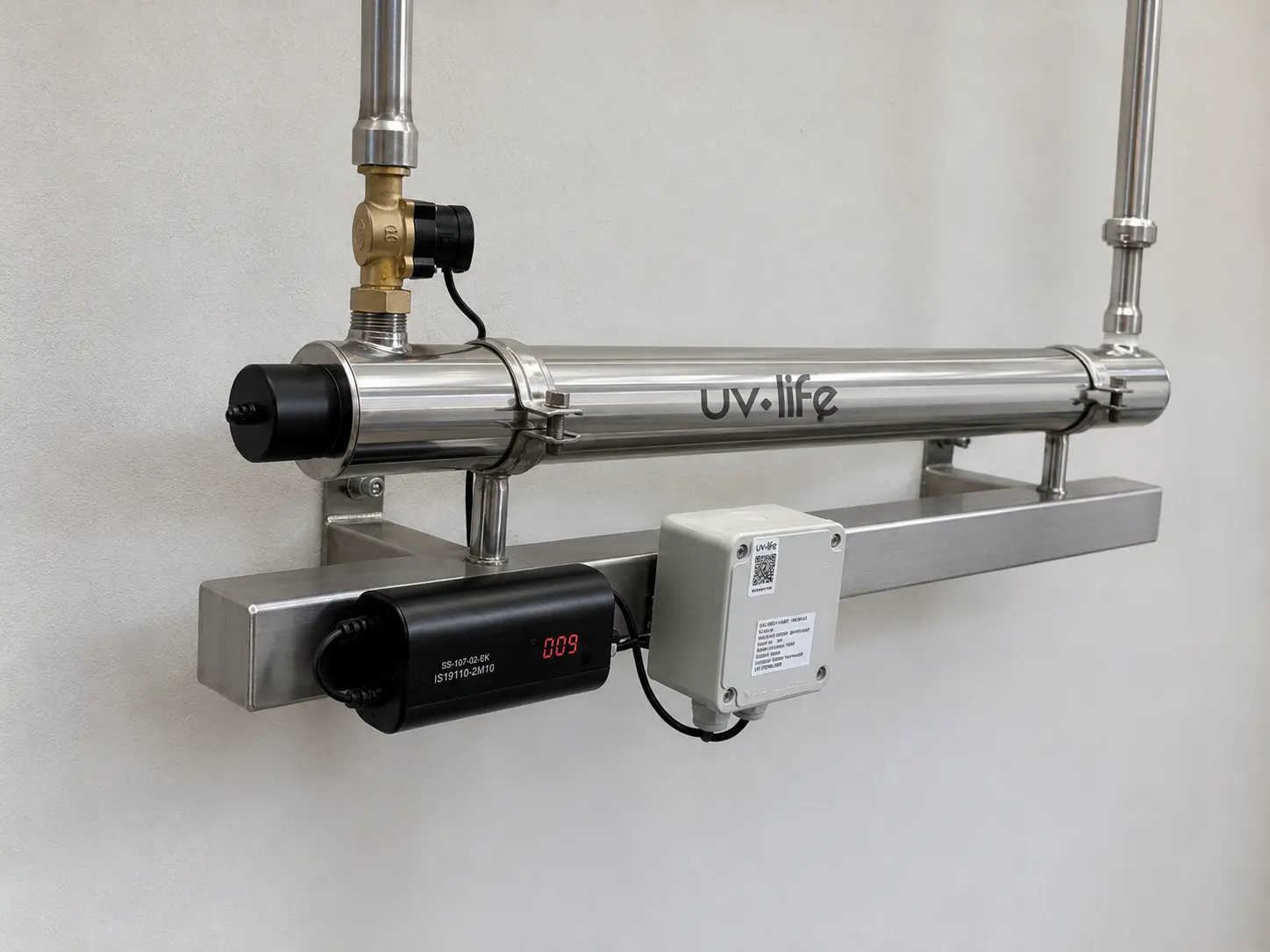 Dos reactores UV-C de UV-Life instalados en línea sobre la tubería de agua en la planta de Quillayes, con control electrónico y sensor de flujo